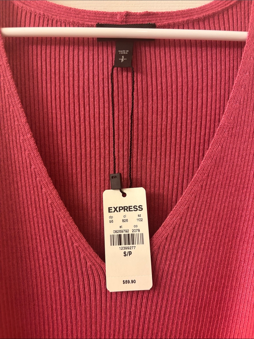 Express Ribbed Cold-Shoulder Tank Top in Rose - Picture 2 of 4